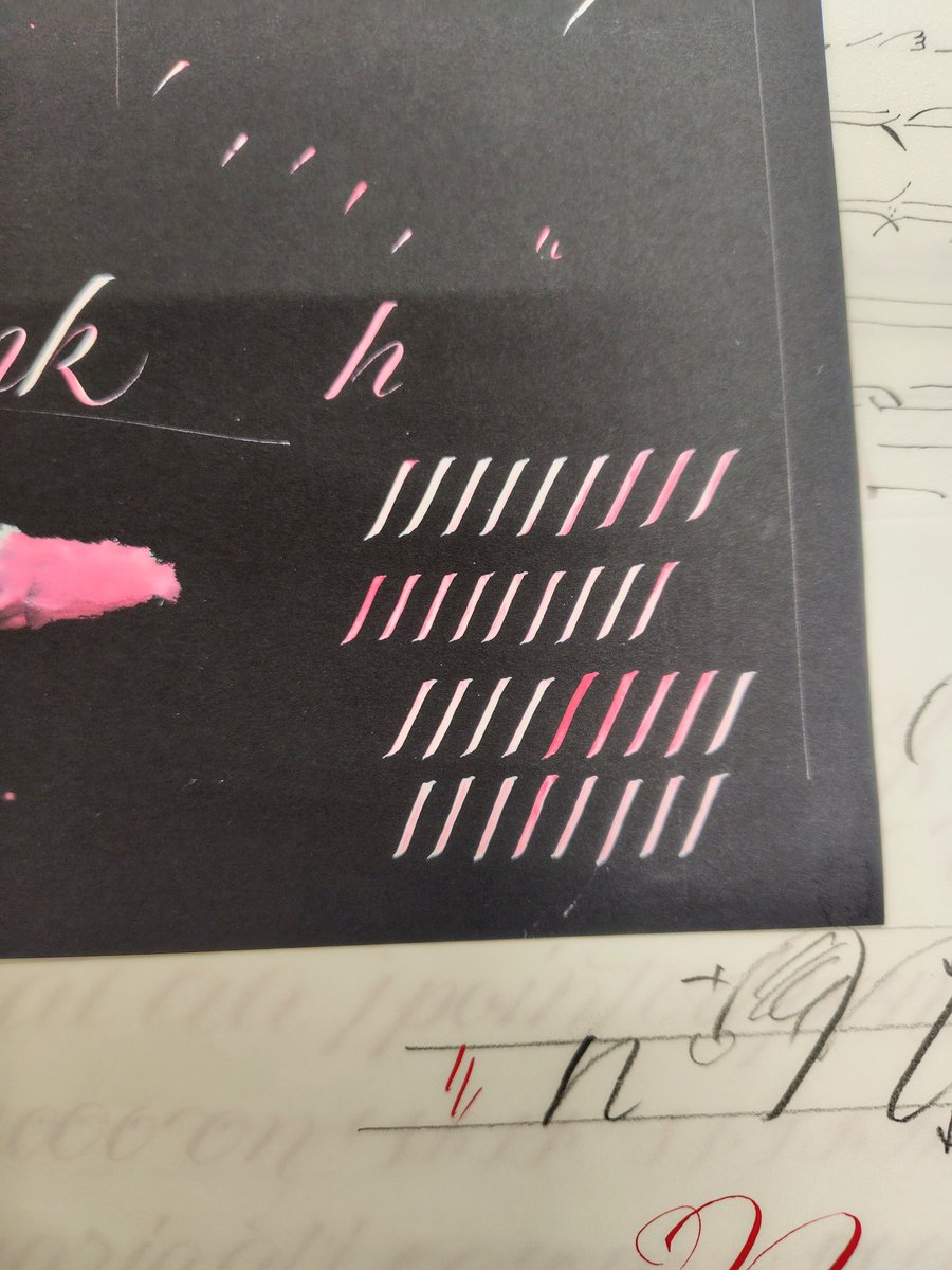 HNCalligraphy's tweet photo. 【教室風景の紹介】
#PointedPenVariations in 大阪
私のデモ:
①buitupローマン
②カラーグラデーション
&
練習過程の受講生✍
#Calligraphy https://t.co/jkl0VrfK7G