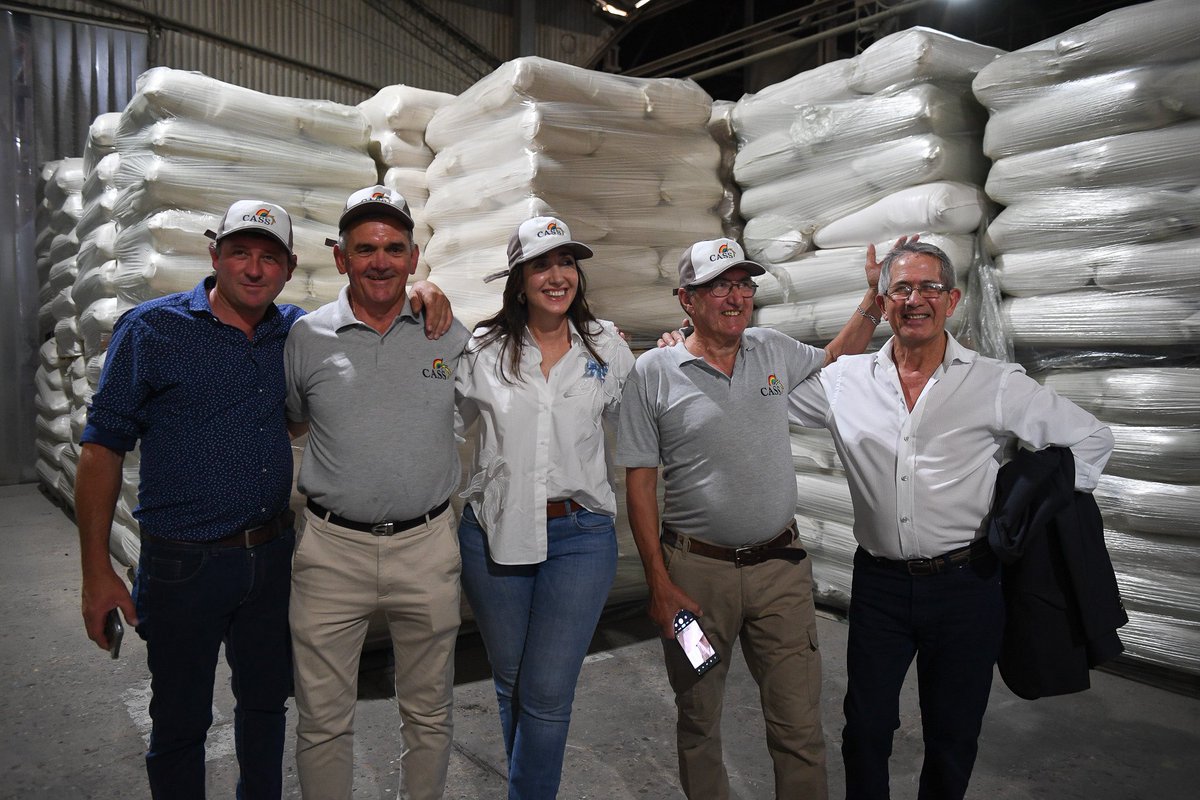 VickyVillarruel's tweet photo. Gracias al pueblo entrerriano por invitarme a la Fiesta Nacional del Arroz, son momentos donde compruebo de qué somos capaces los argentinos si estamos unidos. 
El arroz es como la argentinidad, noble, resistente y muy resiliente. Gracias a todos los productores por mostrarnos el camino del trabajo, la dedicación y el sacrificio. Desde el gobierno nacional se ordenará la economía para que puedan progresar. Arreglar décadas de impericia valdrá sus frutos, a seguir adelante 🇦🇷.