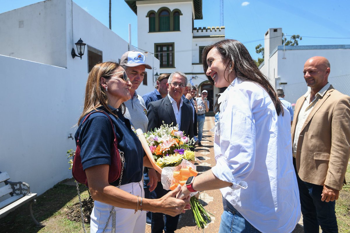 VickyVillarruel's tweet photo. Gracias al pueblo entrerriano por invitarme a la Fiesta Nacional del Arroz, son momentos donde compruebo de qué somos capaces los argentinos si estamos unidos. 
El arroz es como la argentinidad, noble, resistente y muy resiliente. Gracias a todos los productores por mostrarnos el camino del trabajo, la dedicación y el sacrificio. Desde el gobierno nacional se ordenará la economía para que puedan progresar. Arreglar décadas de impericia valdrá sus frutos, a seguir adelante 🇦🇷.