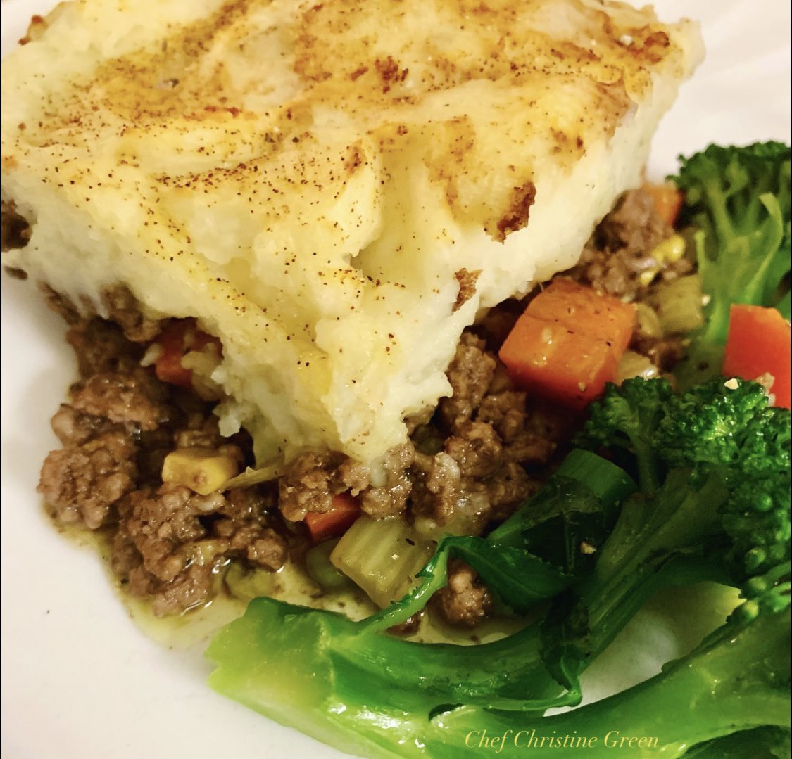 Chynableu's tweet photo. Delicious Shepherd’s Pie with minced steak, garlic mashed potatoes and steamed broccoli / carrots 🍂 https://t.co/SYNXeOlVT9