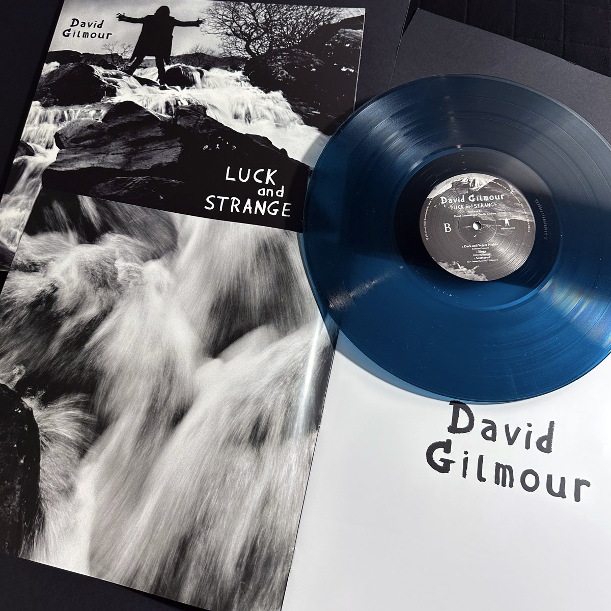 ultimovinilo's tweet photo. Ya puedes leer una de las review más completas de la web del nuevo vinilo Luck and Strange de David Gilmour!!
@davidgilmour
 #vinyl #music #newalbum #ultimovinilo #blues #rock #jazz #novedad #review #luckandstrange #davidgilmour https://t.co/HloDdABmcS
