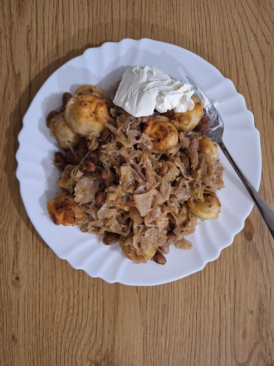 PaulAndJet's tweet image. #ЕдимДома жареные пельмени с тушёный капустой квашеной и фасолью с тревожным сыром