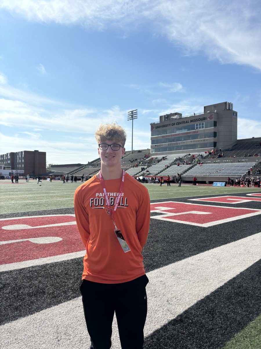 RowanKallal's tweet photo. Thanks to @JoshLamberson and @UCMFootballTeam for a great gameday visit!!!
@uthsfootball @Welch_UTFB @coachroome67 @EDGYTIM @DeepDishFB @PrepRedzoneIL @hddngemscouting https://t.co/Qqj6ifoB9F