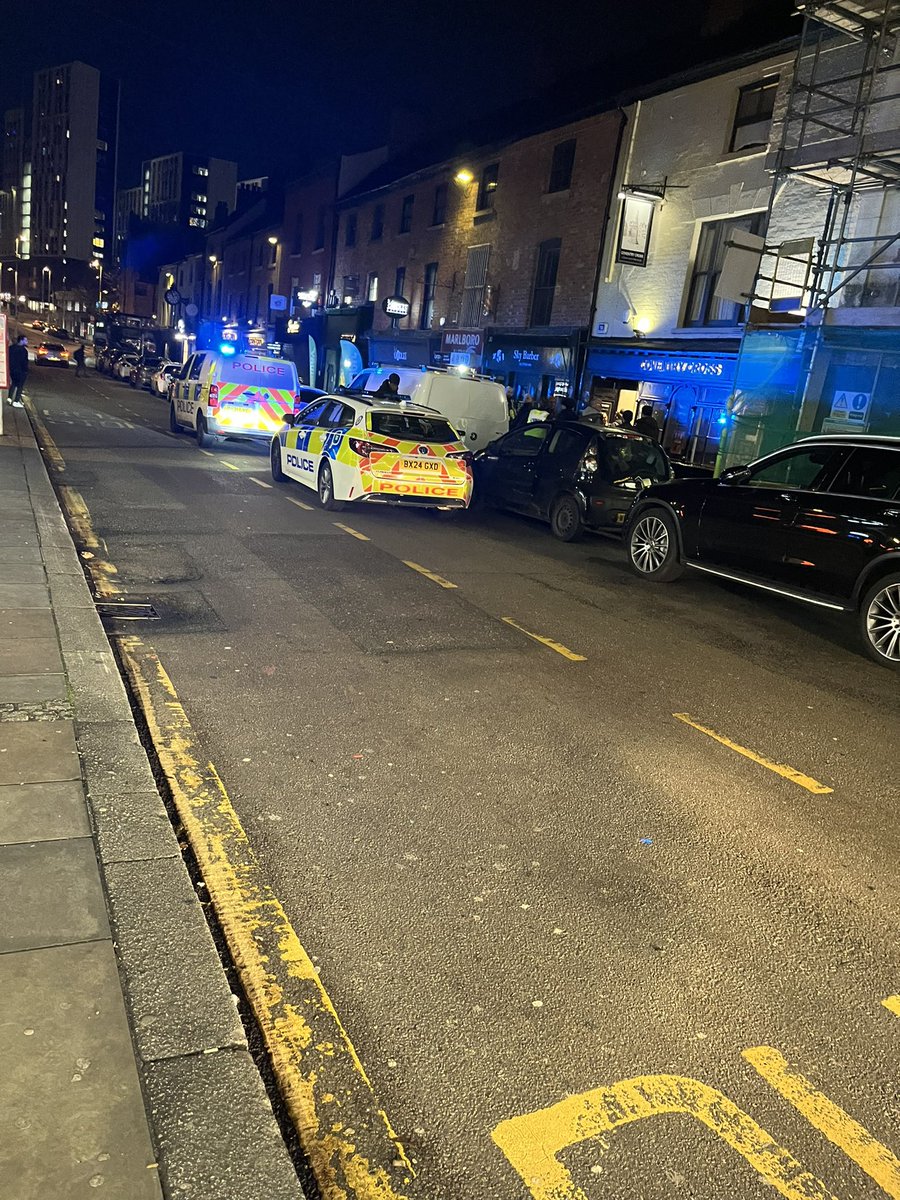 Wow <a href="/WMPolice/">West Midlands Police</a> 15/20 minute response for 6/8 lads with weapons in Coventry city centre and smashed the front of a pub up shame on you