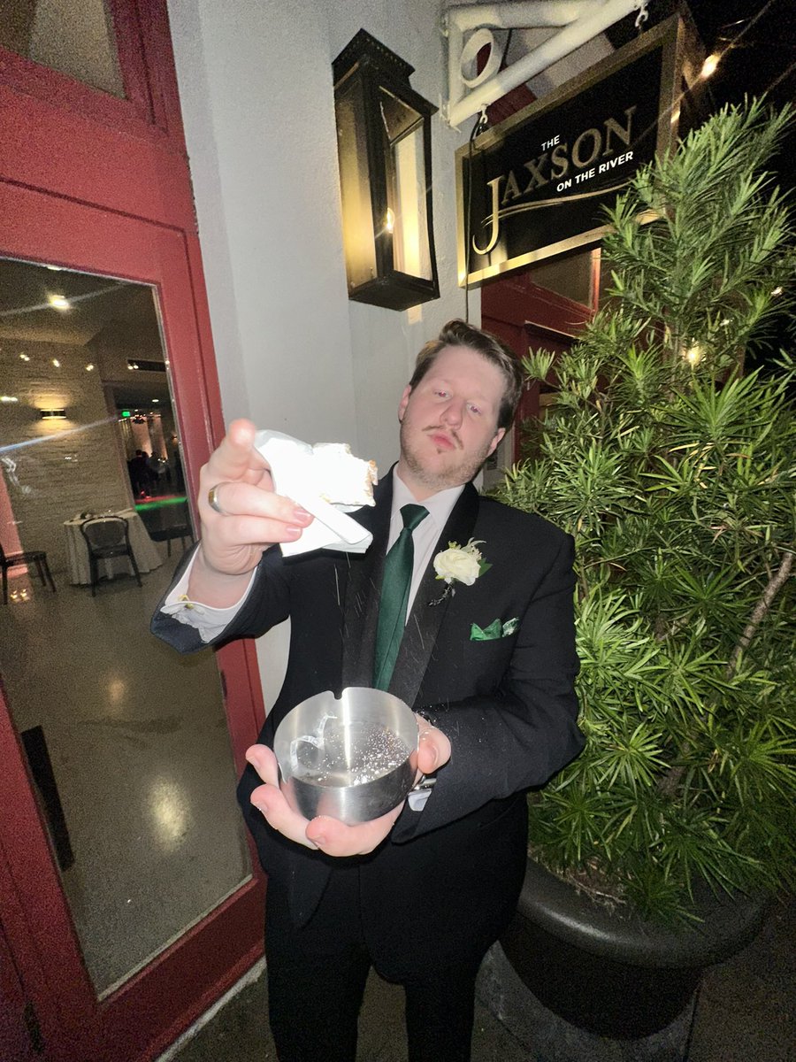 CozyCampStream's tweet photo. ashing my beignet in the French Quarter, feeling opulent https://t.co/bnf0H6puvl