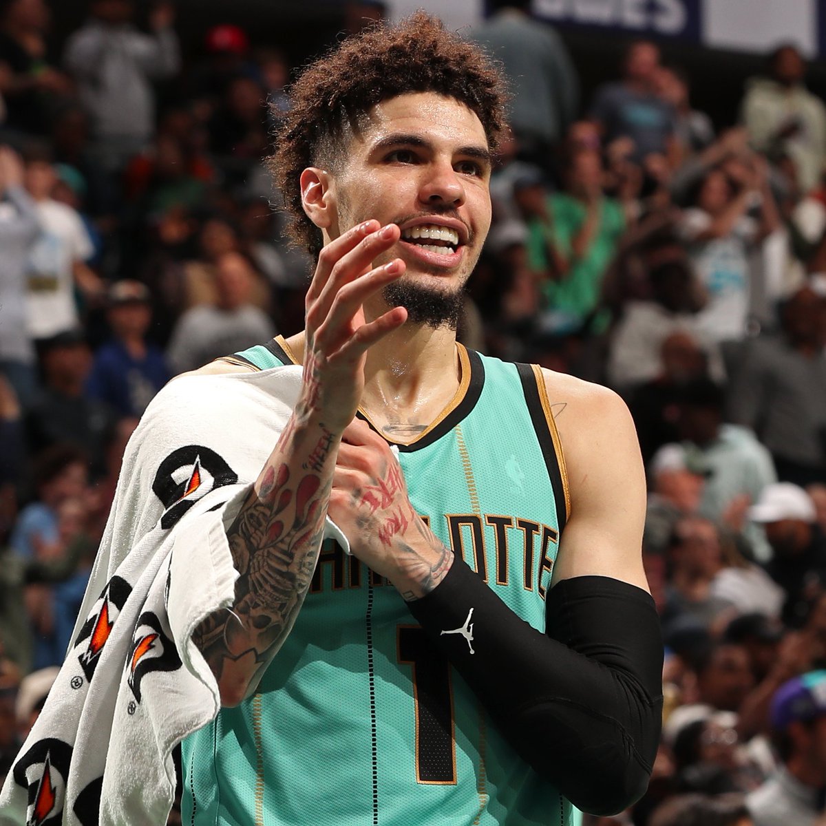 NBATV's tweet photo. LaMelo balled out against the Bucks 🙌

✨26 PTS | 9 REB | 6 AST https://t.co/7OeNr8Cu3Y