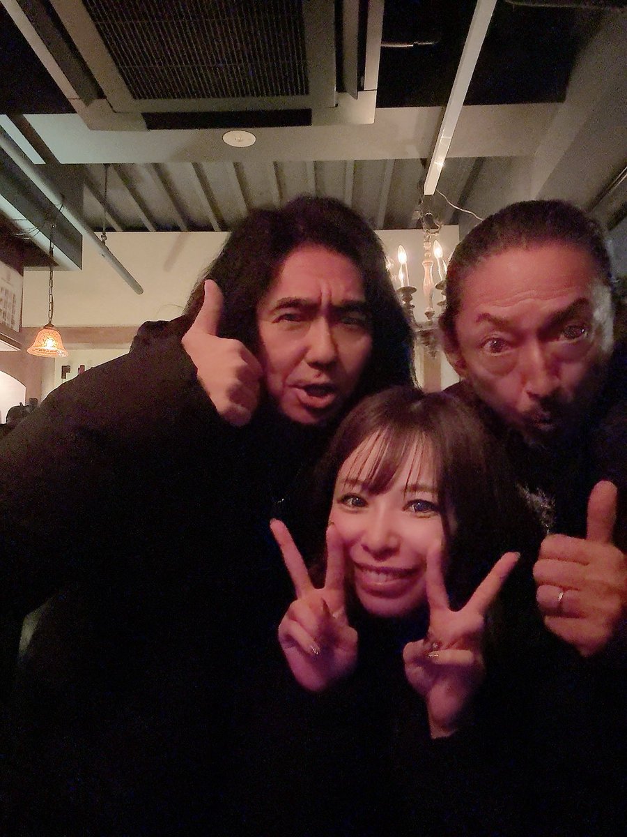naoka_dr's tweet photo. 【経専🎸ﾌﾟﾛﾐｭｰｼﾞｼｬﾝｾﾐﾅｰ🔥2024】

今年もｻﾌﾟﾗｲｽﾞｹﾞｽﾄとして呼んで頂き
演奏🥁させて頂きました☺️
楽しかった🫶

🌟今年のｹﾞｽﾄは...
【THE✩歌謡ROCKERS】さん❗️
ﾂｲﾝﾄﾞﾗﾑで共演させて頂きました😊

Ba.ｴﾝﾘｹさんとGt.八重樫さんと再会できて嬉しかった〜❤️‍🔥😭 https://t.co/AedPibIfHz