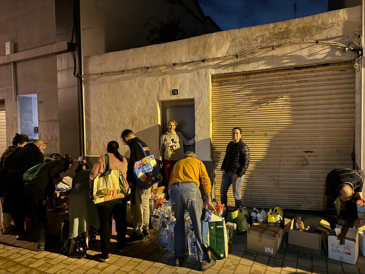 carmenpellicer_'s tweet image. Hoy entregas en @CentroFolgado de #Fp #PoblesDelSud  y @ceip_orba de #Alfafar y @KolectivosParke en #ParqueAlcosa Gracias a las compañeras de @ColegiosLogos @LiceoSorolla @TrilemaElCarmen por vuestra generosidad #DespuesDelBarro @trilemaedu @CuadernosP