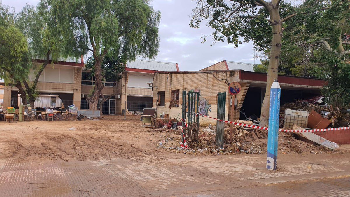 carmenpellicer_'s tweet image. Hoy entregas en @CentroFolgado de #Fp #PoblesDelSud  y @ceip_orba de #Alfafar y @KolectivosParke en #ParqueAlcosa Gracias a las compañeras de @ColegiosLogos @LiceoSorolla @TrilemaElCarmen por vuestra generosidad #DespuesDelBarro @trilemaedu @CuadernosP