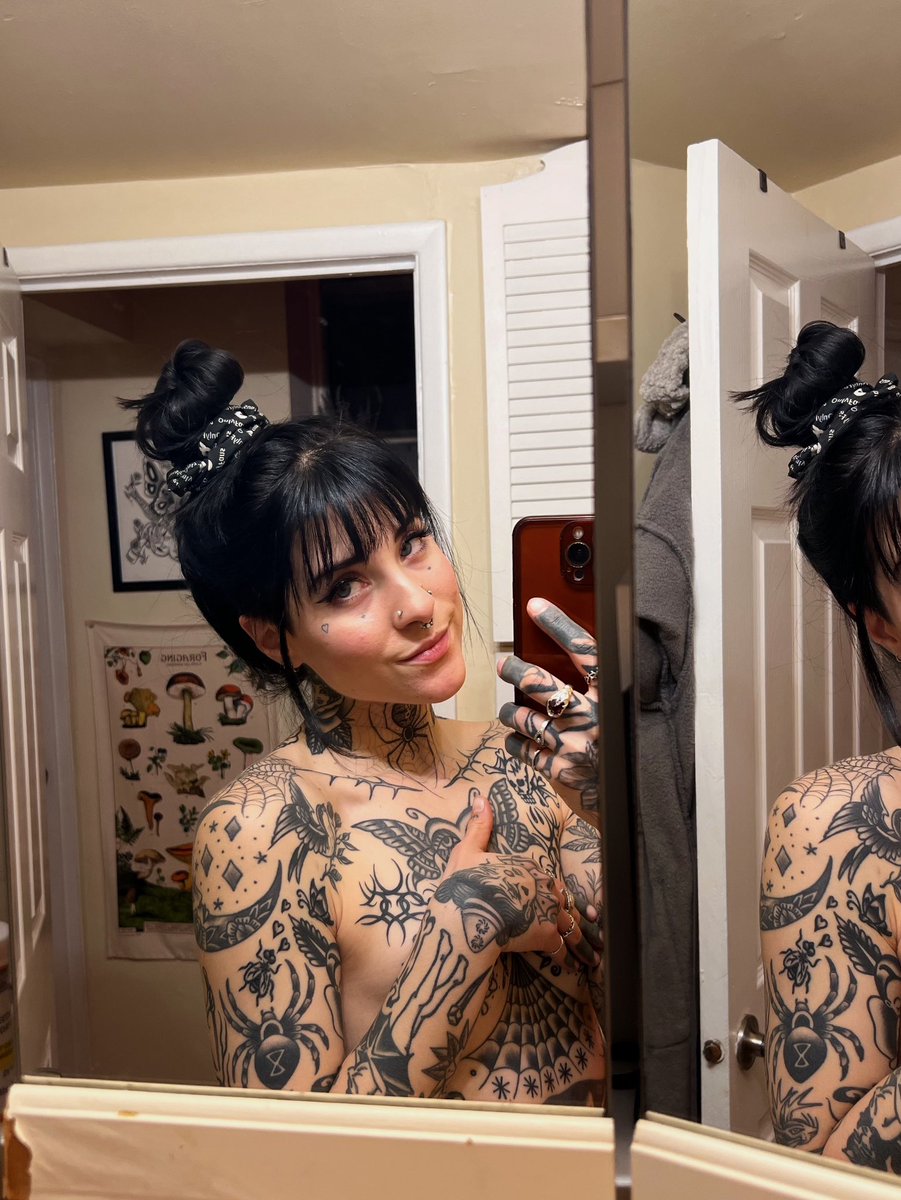 i have a new video out btw 🖤🧡