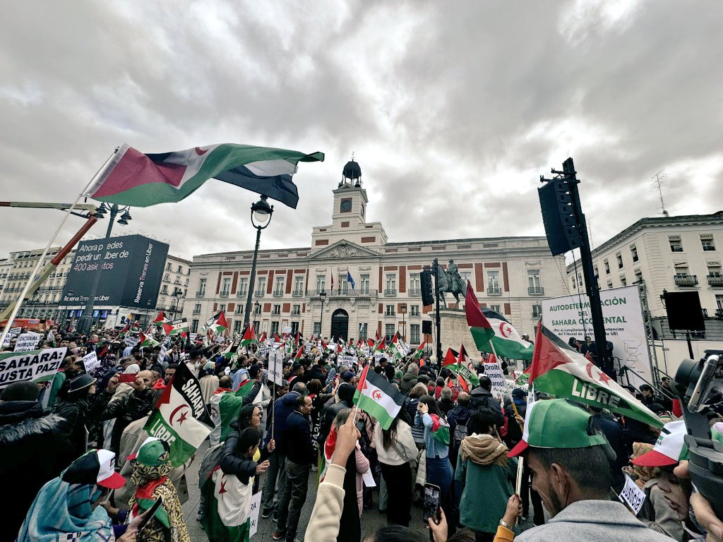 Madrid ha acogido la manifestación estatal por la autodeterminación del #SaharaOccidental.

Junto con la diáspora🇪🇭,el movimiento de solidaridad y representantes de formaciones políticas,sociales y sindicales han exigido el cumplimiento de las sentencias del #TJUE

¡Sahara libre!