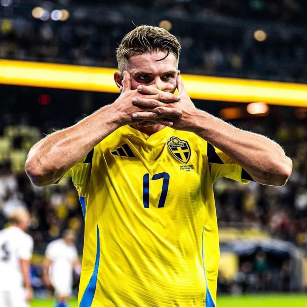 FabrizioRomano's tweet photo. 🚨🔴 Viktor Gyökeres: “Joining Amorim at Man United? Probably he already has strikers there…”.

“It’s sad to see him leaving Sporting, but we understand his decision, of course”.

“He’s been key for me, Amorim gave me a chance helping me to develop”, says via @fotbollskanal. https://t.co/pO1hXpNRln