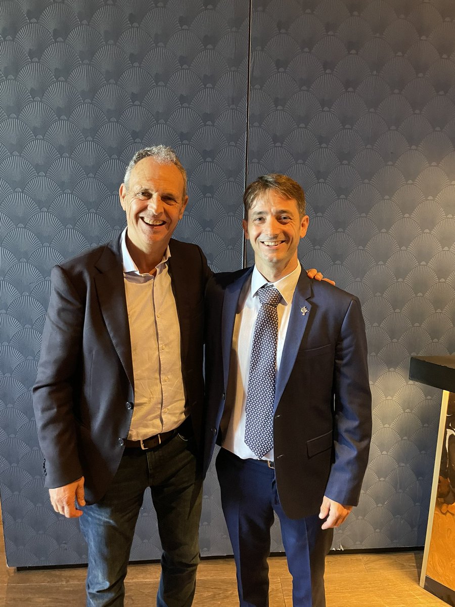 Recibir un reconocimiento sabe mejor si es entregado por amigos, <a href="/PGiraldillo/">PSevillistaGiraldillo</a>, gracias por hacerme sentir querido. Y poder conocer al míster, <a href="/JoaquinCaparros/">Joaquín Caparrós</a> , aún más premio.