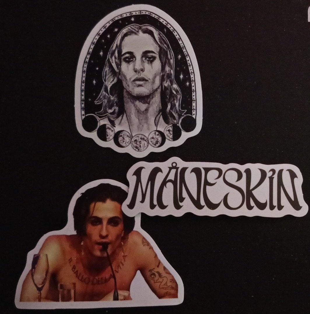pre_off's tweet photo. Mis amigas me han regalado solo cosas de Maneskin, literal lo mejor que me ha pasado este año https://t.co/VbQDG41NPd