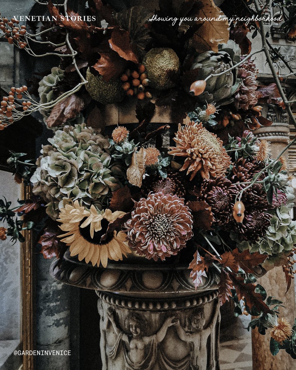 BUON WEEKEND 
Wishing you all a lovely weekend from #Venice
with a bouquet of autumn flowers (scarlet chrysanthemums, the last hydrangeas, dahlias, rosehips, and dried leaves) I saw in the hall of Hotel Danieli 🍁🍂🌸🌼
#venezia #garden #weekend #giardino #italy