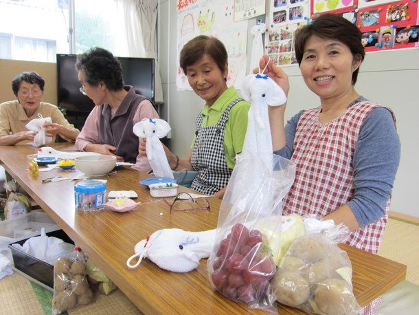 eyluleng2's tweet photo. Makenaizou, a symbol that emerged in Japan after natural disasters, means “the undefeated elephant” and stands for resilience. After the 1995 Hanshin-Awaji Earthquake, survivors made and sold elephant-shaped items from donated towels to earn a living.

#earthquake #japan https://t.co/z8fnnsVupa