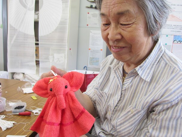 eyluleng2's tweet photo. Makenaizou, a symbol that emerged in Japan after natural disasters, means “the undefeated elephant” and stands for resilience. After the 1995 Hanshin-Awaji Earthquake, survivors made and sold elephant-shaped items from donated towels to earn a living.

#earthquake #japan https://t.co/z8fnnsVupa