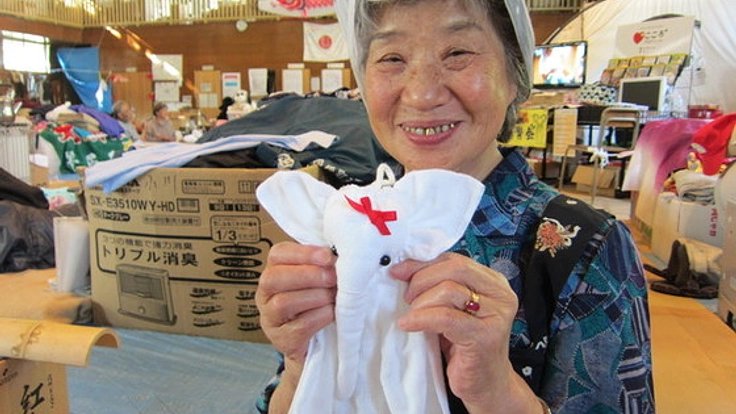 eyluleng2's tweet photo. Makenaizou, a symbol that emerged in Japan after natural disasters, means “the undefeated elephant” and stands for resilience. After the 1995 Hanshin-Awaji Earthquake, survivors made and sold elephant-shaped items from donated towels to earn a living.

#earthquake #japan https://t.co/z8fnnsVupa