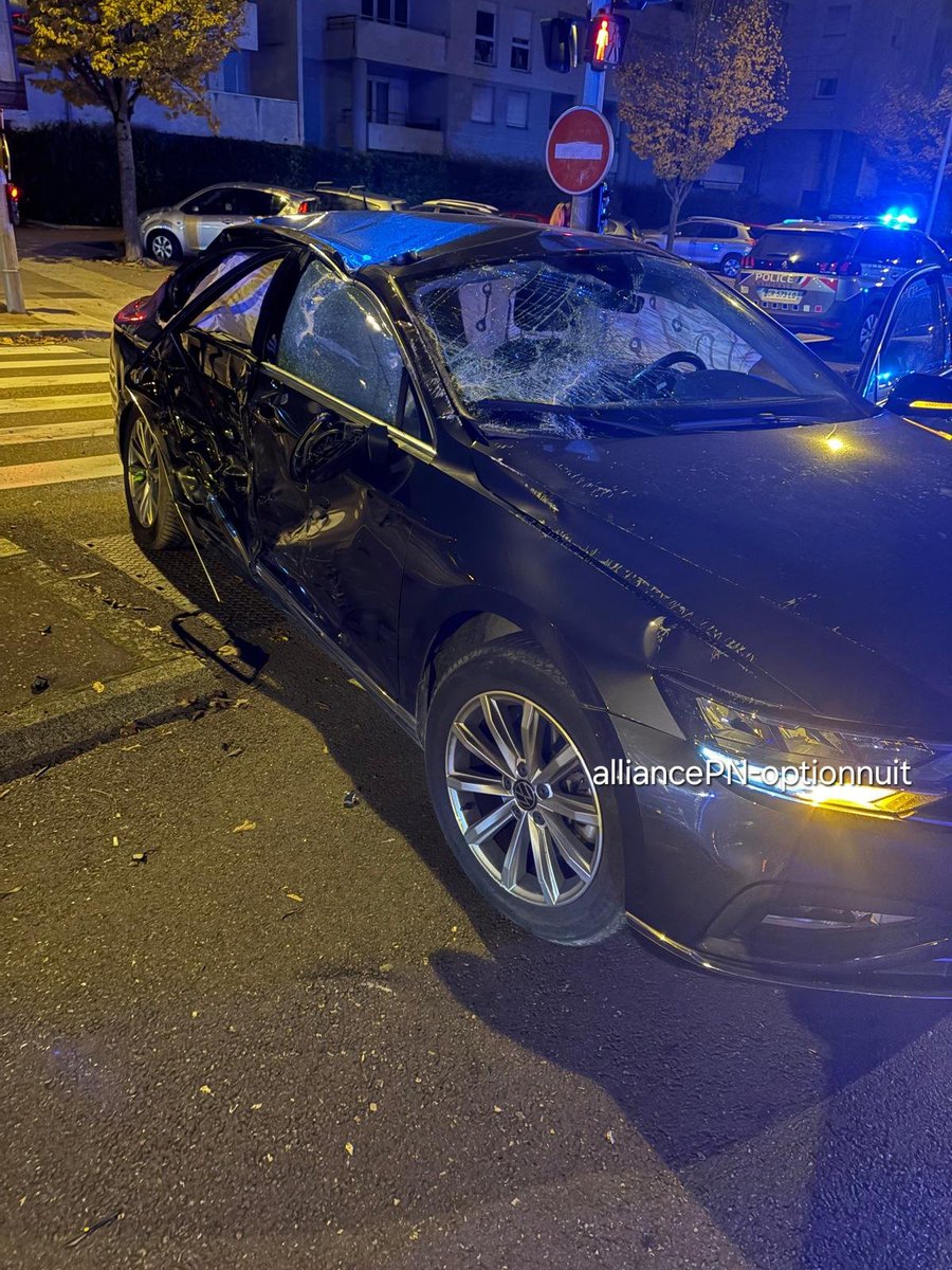 williammaury34's tweet photo. Courage et bon rétablissement à nos collègues de la @PoliceNationale. Nicolas et Julien de la BAC de @dijon  percutés alors qu'ils partaient en mission. Le véhicule a fait au moins un tonneau. Transportés à l'hôpital par le @sdis21 🚒 pour examens.  @alliancepolice https://t.co/RZFVTFY3SU