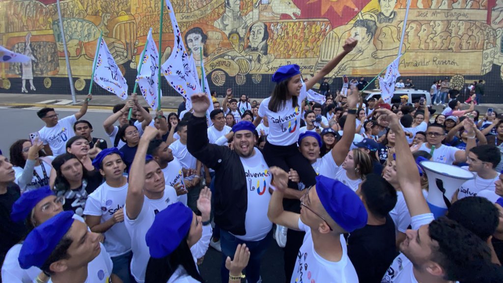 Ayer fue un día histórico en la UCV: GANAMOS la presidencia de la FCU con Miguelangel Suárez y la vicepresidencia con Rosa Cucunuba, un equipo que representa la valentía y la capacidad de la juventud venezolana. Los ucvistas nos dimos un mandato claro: #SalvemosLaU 🇻🇪🇻🇪