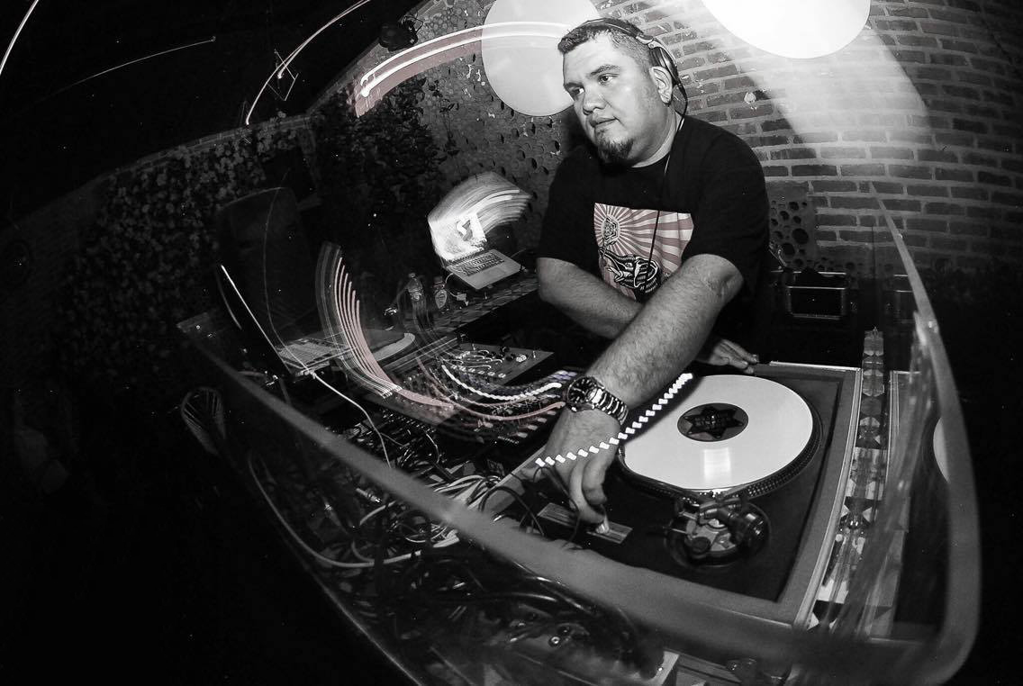 djjosespinnin's tweet image. 🌟🎛️ ¡Revive el mejor rave de los 90&apos;s! Estoy en vivo ahora mezclando vinilos. 🚨 twitch.tv/josespinnincor… #twitchstreamer #djset #vinyldjs #dj #rave