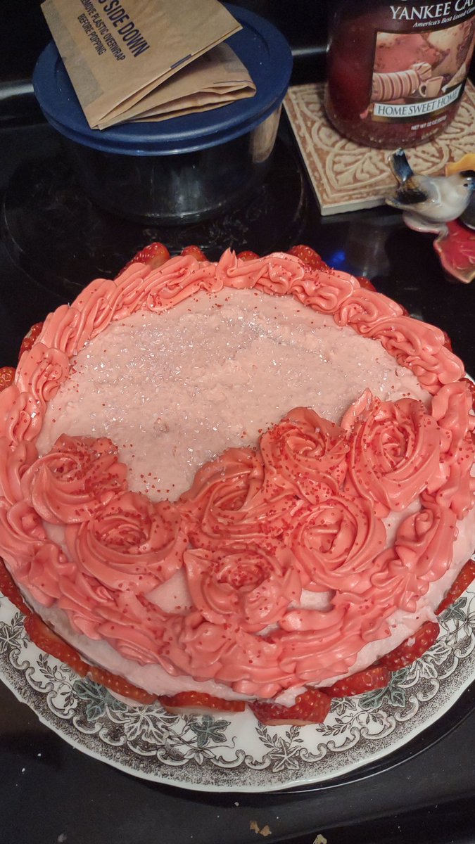 TheRiverTybur's tweet photo. Not the highest quality pictures but I'm finally getting more confident in piping!!
Been baking for since 2016 or 17) but only really piping for the last year.
Wish I had one of those rotating cake frosting stands but I'm a poor college student ๐
#cake #baking #hobbybaker https://t.co/ruLeClJ5Ys