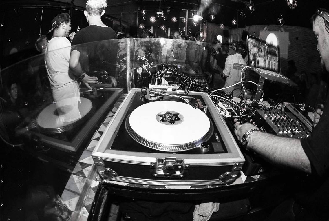 djjosespinnin's tweet image. 🎶💿 ¡Es hora de bailar! Estoy en vivo con lo mejor del Techno de los 90&apos;s. 🔊 Entra aquí: twitch.tv/josespinnincor… #twitchstreamer #djset #vinyldjs #dj #rave