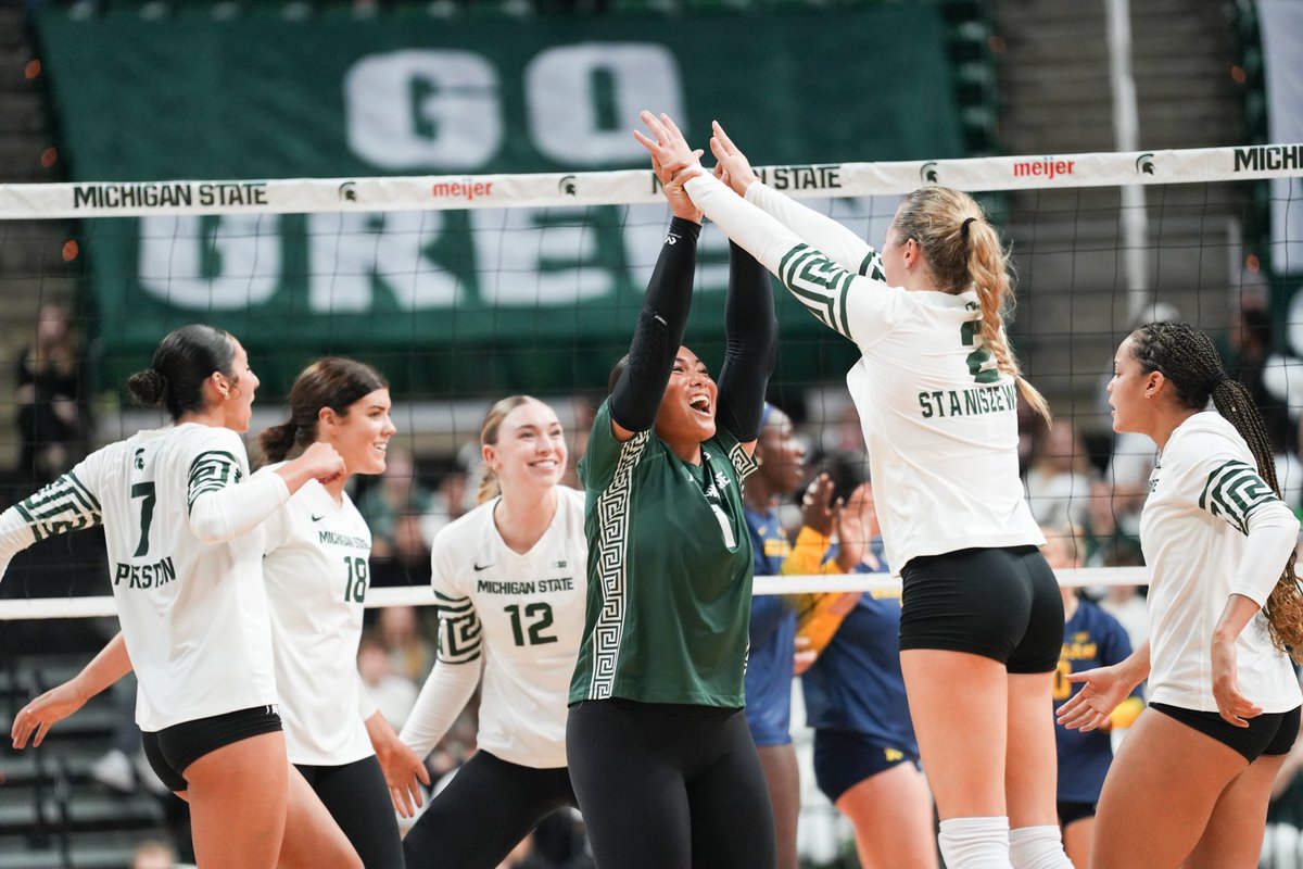 Rivalry matches always mean just that little bit more. Team 53 came together and battled their hearts out for the fans, the alumni and most importantly... for themselves. 

What a match. 

#gogreen
#setthestandard
#servegrowhonor