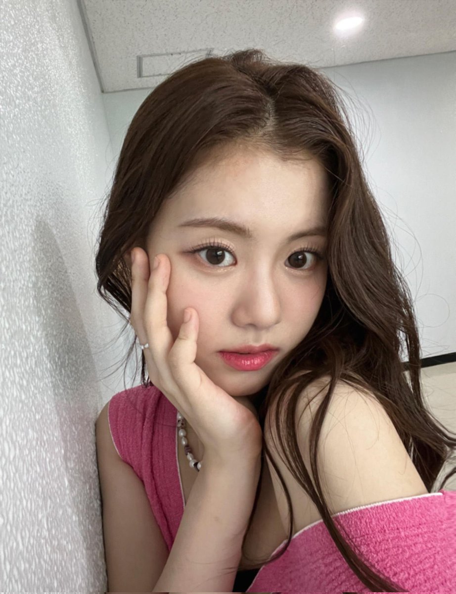 garamkizm's tweet photo. Happy birthday to one of my favorite girls! Garam-ah, I miss you so much. I hope you’re always doing well, and many good things come your way. I can't wait for your debut as an artist, I'll always support you🫶🏻
#NineteenWithSerene #RAMIIIVERSARY
#11월의요정김가람
#김가람 #GARAM https://t.co/bKyKZG4UHd