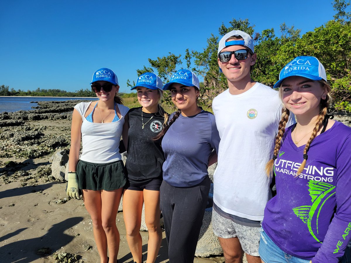 shadowcastfly's tweet image. Living Shoreline Project today. A joint effort between Tampa Bay Watch, @DukeEnergy and @cca_florida to help the southern shore of Fantasy Island in Tampa Bay. Members of the @LennardHigh Coastal Conservation Club got some volunteer time lugging reef balls and oyster shell bags.