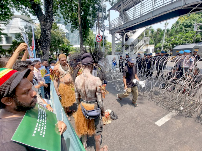 David Robie (@davidrobie) on Twitter photo Survey warning on Papua ‘box ticking’ mega estates project goes unheeded #AsiaPacificReport #indonesia #westpapua <a href="/BenarNews/">BenarNews</a> #development #deforestation #indigenous #ricefarming #sugarcanefarming #protests <a href="/westpapuamedia/">West Papua Media</a> <a href="/westpapuanews/">westpapuanews</a>
asiapacificreport.nz/2024/11/17/sur… Survey warning on Papua ‘box ticking’ mega estates project goes unheeded #AsiaPacificReport #indonesia #westpapua <a href="/BenarNews/">BenarNews</a> #development #deforestation #indigenous #ricefarming #sugarcanefarming #protests <a href="/westpapuamedia/">West Papua Media</a> <a href="/westpapuanews/">westpapuanews</a>
asiapacificreport.nz/2024/11/17/sur…