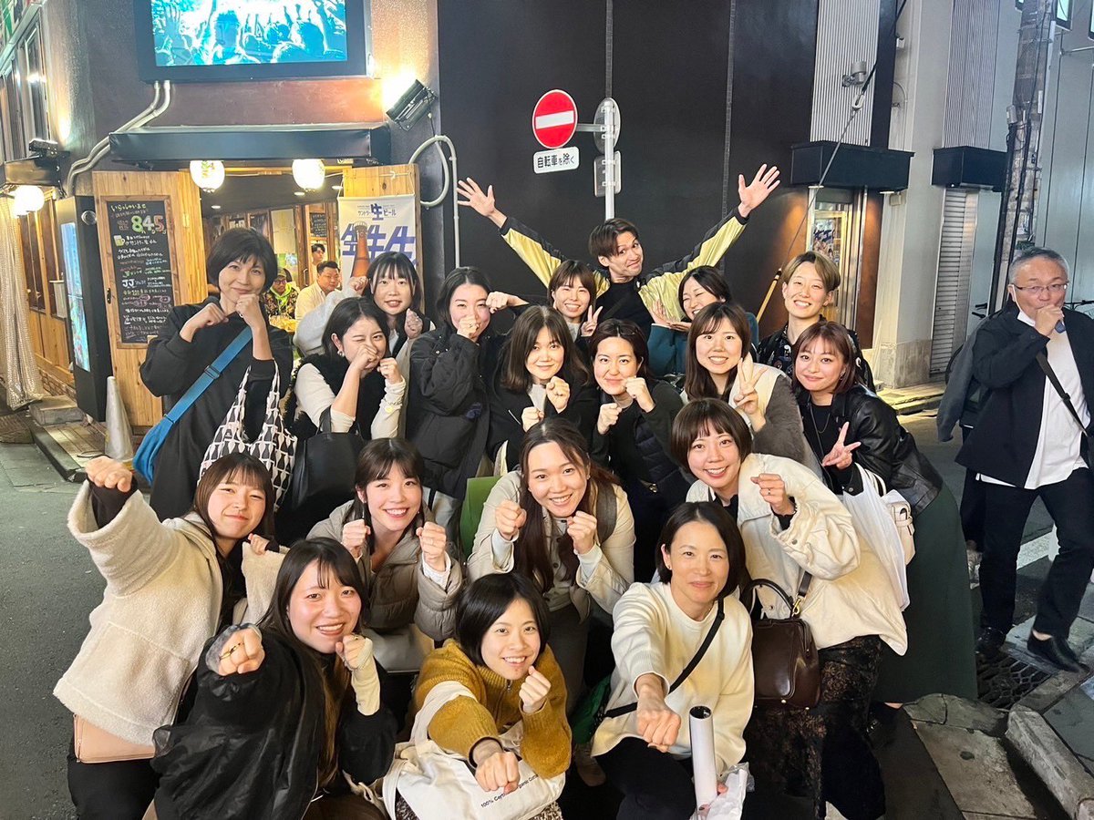 MORISHOTARO's tweet photo. 昨日はアウルスポーツジムレディース大忘年会でした🍺
毎度毎度ですが、仲良くなるとさらにやる気アップですよね🥊
そ���ぞれの方がキックボクシングを通じて、少しでも楽しい人生になっていることが僕の幸せです😉
#キックボクシング
#キックボクシング女子
#アウルスポーツジム https://t.co/u4Z1NSyrPQ