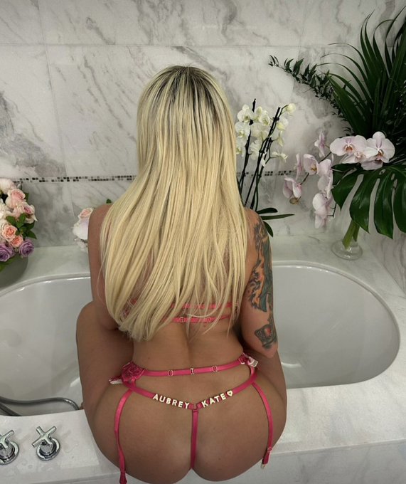 Oh look baby! my panties have my name on it ? https://t.co/yidbDhTKUs