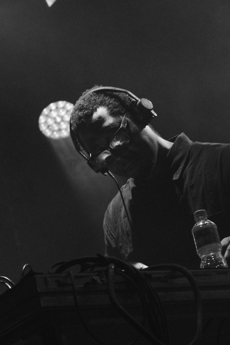 O autor e DJ angolano Kalaf Epalanga botando som na sexta noite da <a href="/FlupRJ/">FLuP 24</a> no Circo.

Foto: Renan Prado