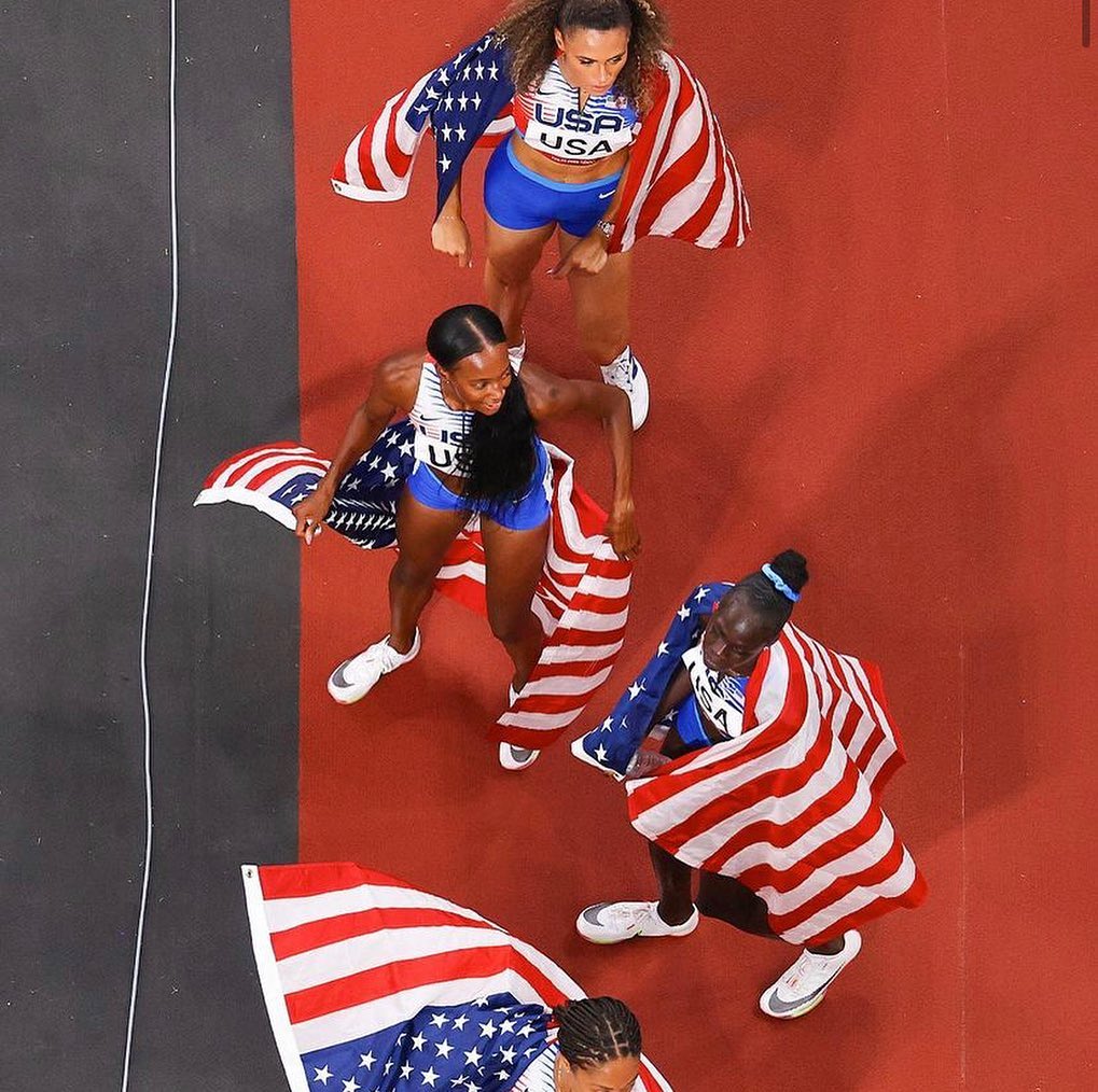 QuickGameRecap's tweet image. Sydney McLaughlin Celebrated Her Second Gold Medal with Team USA. 🥇