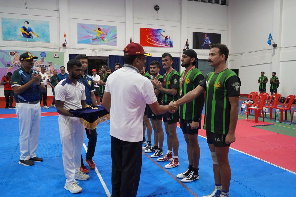 AN_Command's tweet photo. #SriVijayaPuram
#KabaddiChampionship
#In an intense finals #ArmyTeam triumphed over #NavalTeam & won the championship. #Air Marshal Saju Balakrishnan AVSM, VM #CINCAN complimented the participants and felicitated the winners🏆 & runners-up.
#SportsWayofLife
#ArmyComponent
#ANC https://t.co/VybdCOhRbd