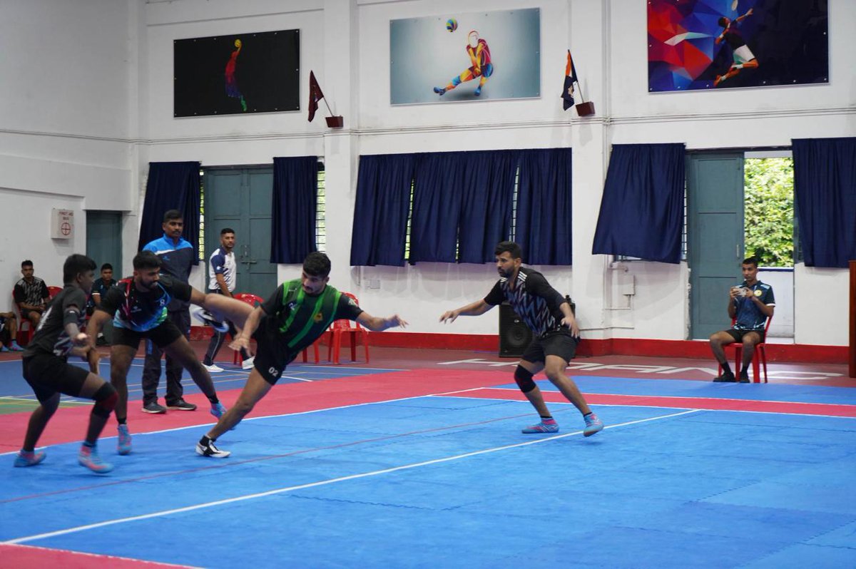 AN_Command's tweet photo. #SriVijayaPuram
#KabaddiChampionship
#In an intense finals #ArmyTeam triumphed over #NavalTeam & won the championship. #Air Marshal Saju Balakrishnan AVSM, VM #CINCAN complimented the participants and felicitated the winners🏆 & runners-up.
#SportsWayofLife
#ArmyComponent
#ANC https://t.co/VybdCOhRbd