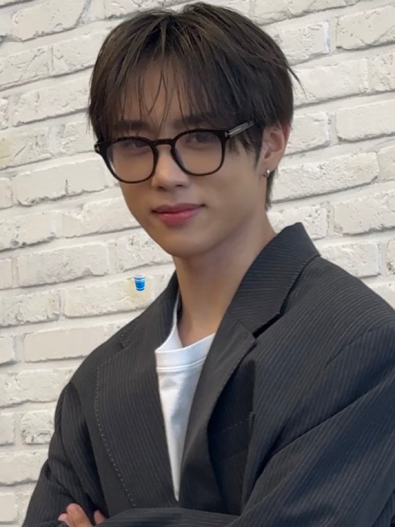 coke_412's tweet photo. 선우님 ㄴㅁㄴㅁ 미남이셔 👓🖤 https://t.co/t1ybkcai1d