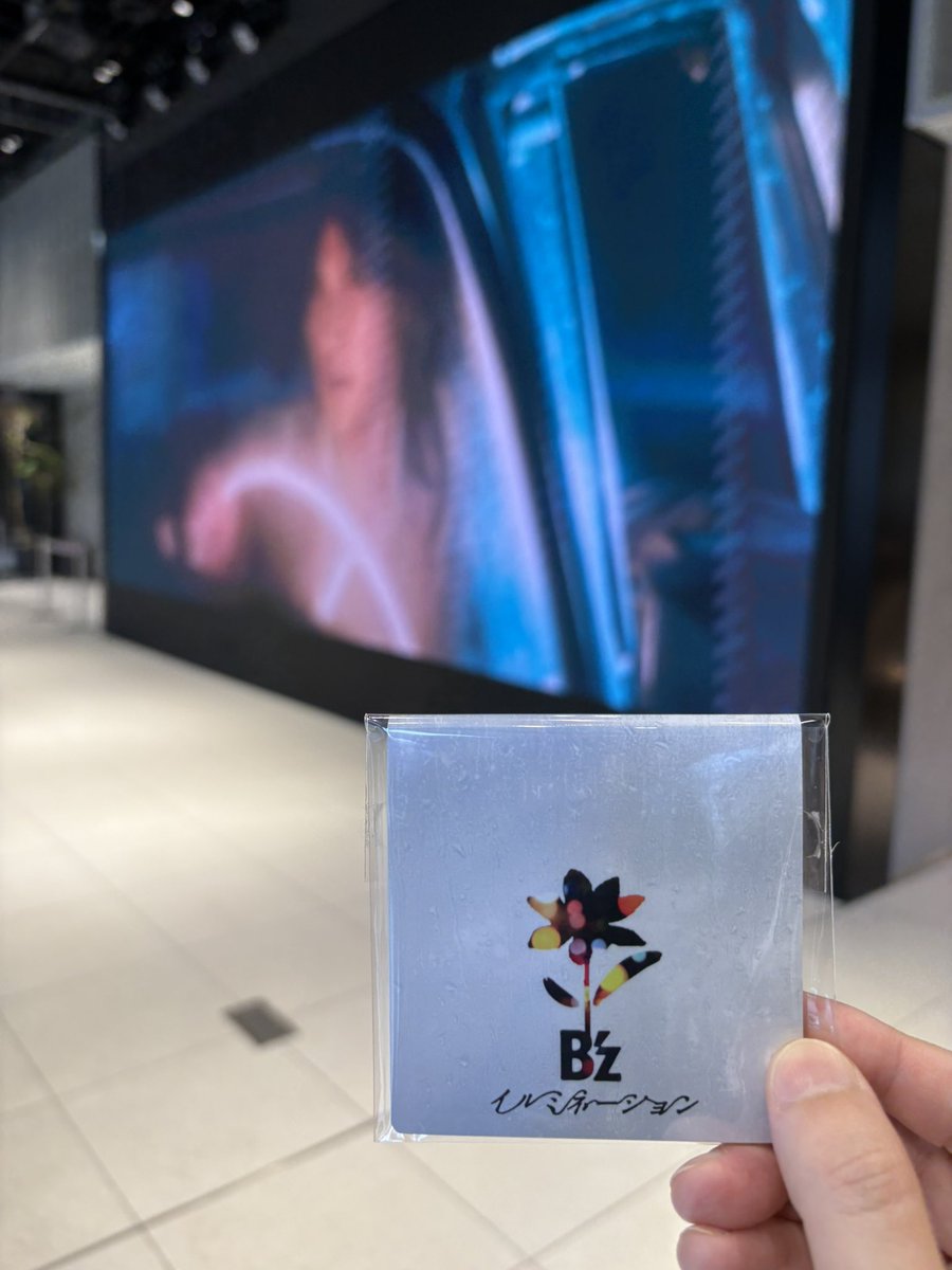 shikechans's tweet photo. B'z MVさくらステージで鑑賞。
素敵なMV いつかのメリークリスマスの椅子かな？
ちょい早く始まってビックリ！
14280？なんだろう…
ポストイット貰えた。
定期的にもらえるみたい。
#bz 
#イルミネーション 
#おむすび
#mv 
#さくらステージ https://t.co/H68oVW2gwA