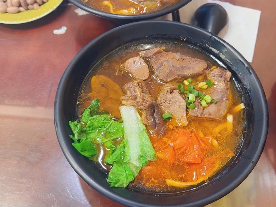 這樣190元一碗～番茄牛肉麵～

每次吃都吃不完 ˶‾᷄ ⁻̫ ‾᷅˵
 
狗狗現在喜歡福吉茶🤣

焦糖瑪奇朵失寵了ʕ •ᴥ•ʔ

狗狗今天來搬家 東西丟在房間
又跑去玩了｡ ˇ‸ˇ ｡ https://t.co/3Muh3wVNMA