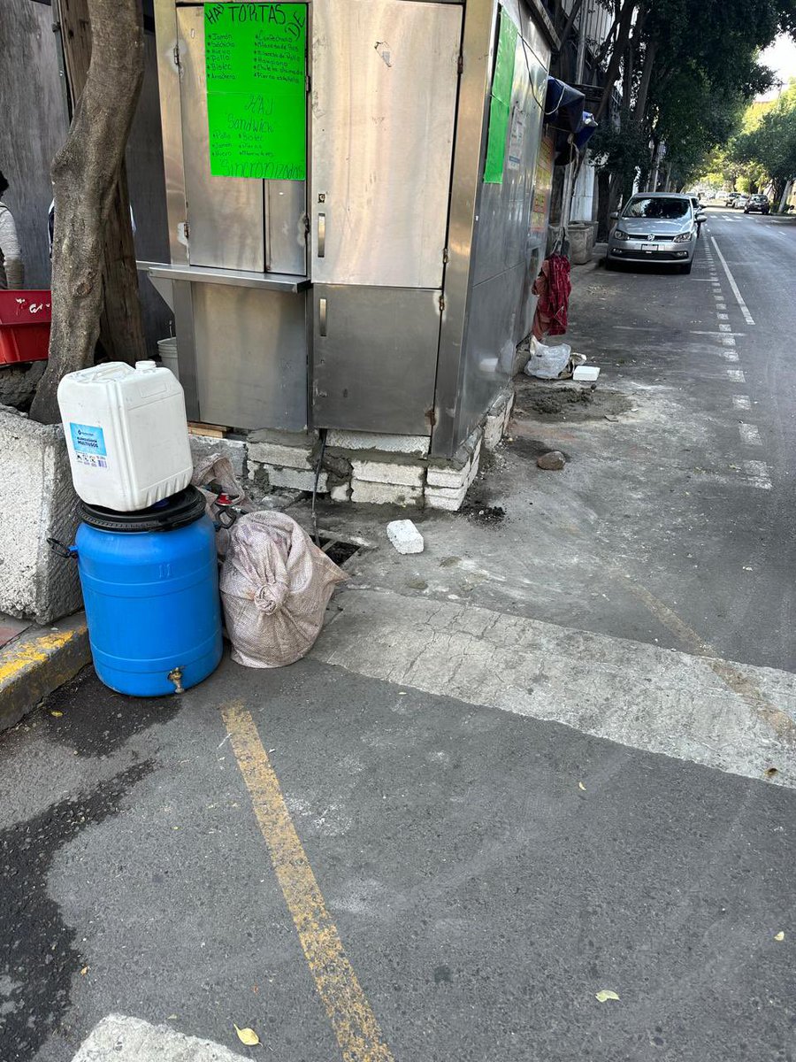 LaGuadalupeInn's tweet photo. ¿Y qué pasa aquí @ecoParq @AlcaldiaAO? Estos puestos de tacos están ocupando dos cajones de estacionamiento con parquímetro en Jaime Nunó esq con Insurgentes. Ya están encementados y todo. Además obstruyen visibilidad para que autos den la vuelta. ¡Por favor hagan algo! https://t.co/Lef4OdYAIv