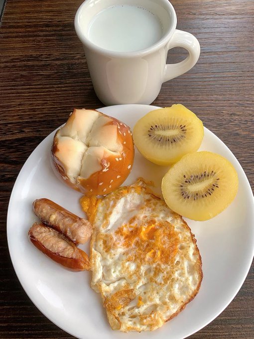 Terminr_____AS's tweet image. 알칼리수 볼키위 과일소시지후라이 에그뜨거운 우유