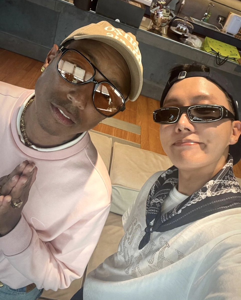 y5ok6o_hope's tweet photo. この時の投稿にホソクさんは
「P & j 🇰🇷 Can't wait for 2025👏」と。
そしてPharrellさんは
「I said prepare!」
(準備してって言ったよ!)
ファッション系で来る?
それとも音楽で来る?
いや、両方かも‼︎ 😭
#jhope
#jhopexPharrell
#jhopeChapter3 https://t.co/6MDs414DUi