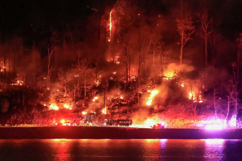 HotshotWake's tweet image. New York: In an unexpected turn of events, wind has caused the Jennings Creek Fire to jump lines on the New York side of the fire. 
#nyfire #njfire #wildfire #nywx #njwx  
“Updates out of Greenwood Lake and Warwick. Evacuations are now taking place after the fire has jumped the