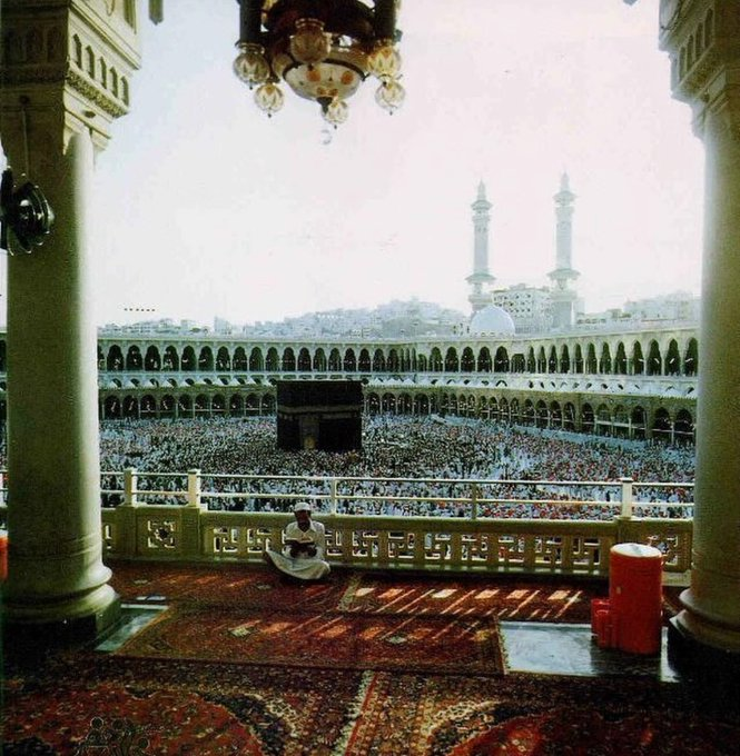 IslamicSH_'s tweet photo. Masjid al-Haram in the 90s.

The lack of towering structures ensured an open and serene atmosphere, allowing pilgrims to focus solely on their worship and spiritual connection without the distractions of a modern cityscape. https://t.co/rAsazm8xHC