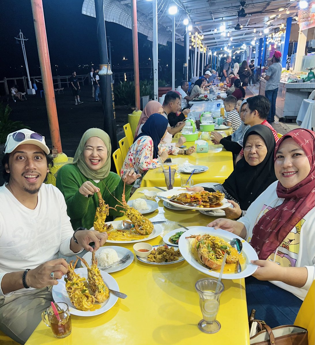ctjamil92's tweet photo. Family datang lagi!! I bawak dekat kedai lobster i suka makan. 

100grm Rm20 je. I punya Lobster sekali masak Rm100 sahaja❤️.  Family puas hati! Isi banyak dan sedap. 

Nanti i buat thread tidur dekat mana. Yang nampak jelas Gunung Kinabalu ✨ https://t.co/8Sb6H1YLtl