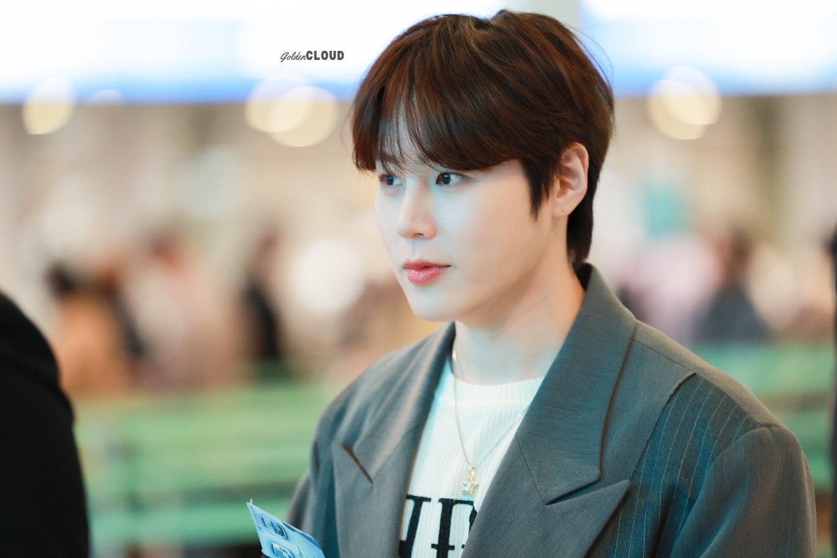 GoldenCloud0322's tweet photo. 241117 상해 팬싸  인천공항 출국☁️ 

 자켓 성운은 언제나 레전드💘

 #하성운 #HASUNGWOON #河成雲 
#ハソンウン #ซองอุน
@gooreumseng @bpm_hsw https://t.co/5zM77OiM0n