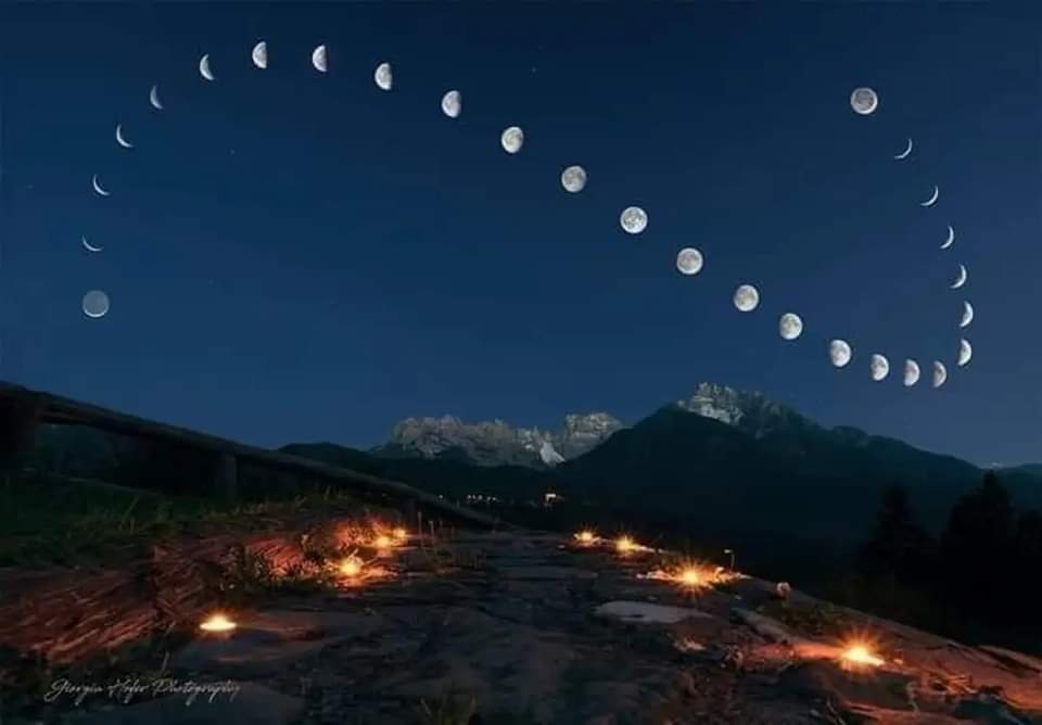 A photographer took photos of the moon from the same place at the same time for 28 consecutive days, and it turned out to look something like this.