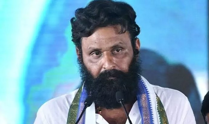 Swathireddytdp's tweet image. మాజీ మంత్రి కొడాలి నానిపై కేసు నమోదు

సోషల్ మీడియాలో సీఎం చంద్రబాబు, ఇతర కూటమి నేతలపై అసభ్యకర పోస్టులు, వ్యాఖ్యలు చేశారని ఓ యువతి ఫిర్యాదు

విశాఖపట్నం 3వ టౌన్ పోలీస్ స్టేషన్ లో కేసు నమోదు

#Vizag #KodaliNani #CaseRegistered