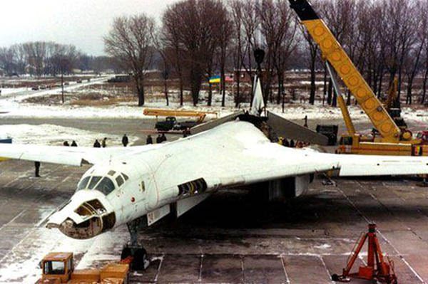 30 years ago, Ukraine agreed to give up the world's 3rd largest nuclear arsenal in exchange for security guarantees from the US and russia under the Budapest Memorandum. 
▪️3,000 tactical nuclear warheads
▪️1,900 strategic nuclear warheads
▪️176 ICBMs
▪️42 strategic bombers